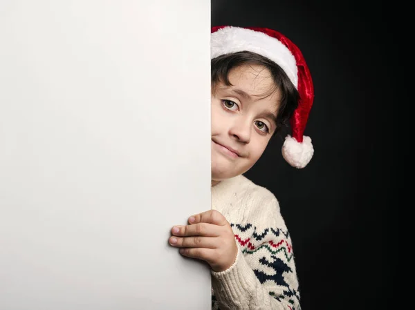 Niño feliz en Navidad junto a un cartel — Foto de Stock