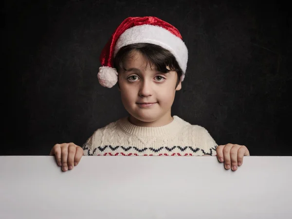 Niño feliz en Navidad junto a un cartel — Foto de Stock