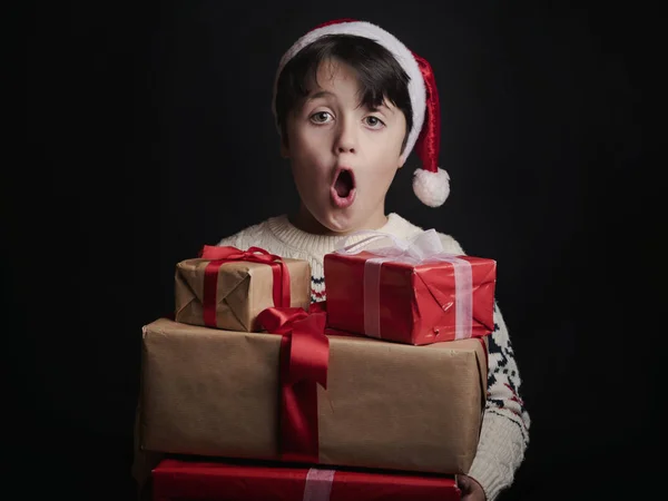 Niño feliz con regalos en Navidad — Foto de Stock