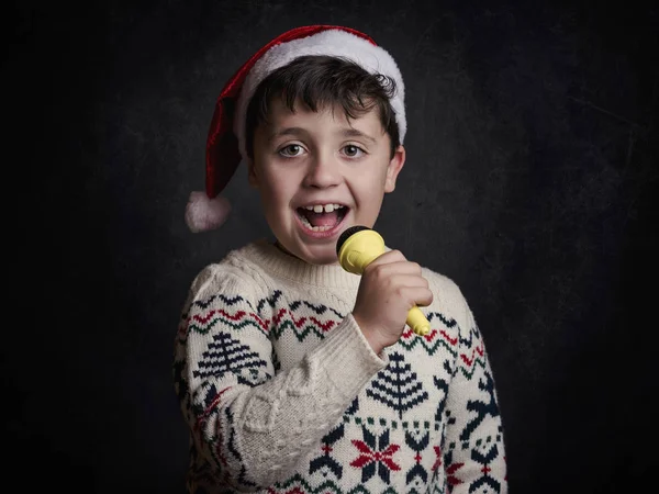 Niño cantando villancico en Navidad — Foto de Stock