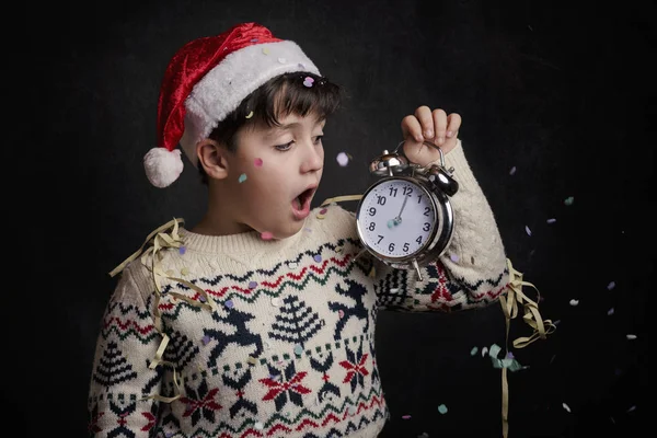 Niño sorprendido en la víspera de Año Nuevo — Foto de Stock