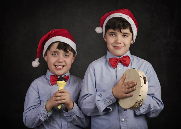 Niños cantando villancicos en Navidad — Foto de Stock