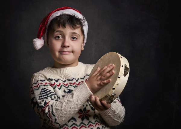 Niño cantando villancico en Navidad — Foto de Stock