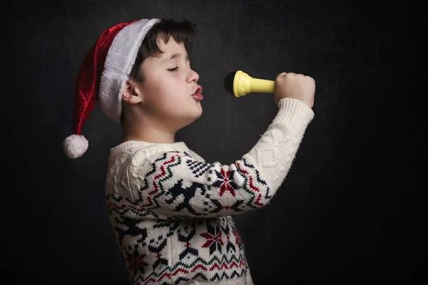 Niño cantando villancico en Navidad — Foto de Stock