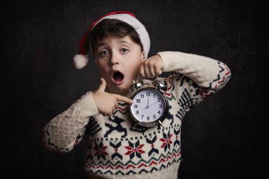 New Year's Eve siyah arka plan üzerine sürpriz çocuk