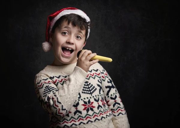 Niño cantando villancico en Navidad — Foto de Stock