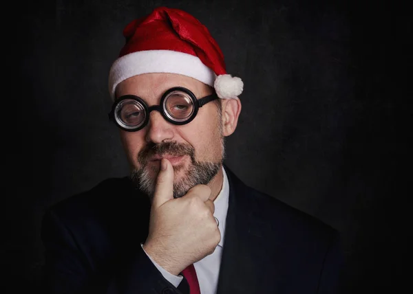 Hombre divertido en Navidad sobre fondo negro — Foto de Stock