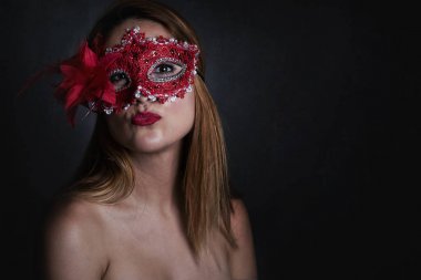 çekici bir kadın karnaval maskesi