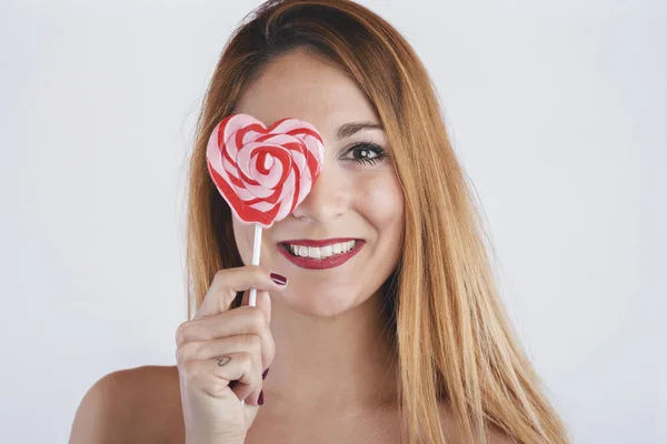 Retrato Niña Sonriente Con Piruleta Forma Corazón — Foto de Stock