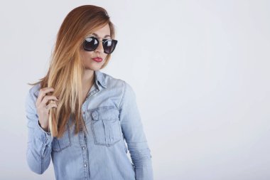 Beyaz arka plan üzerinde güneş gözlüklü güzel kadın