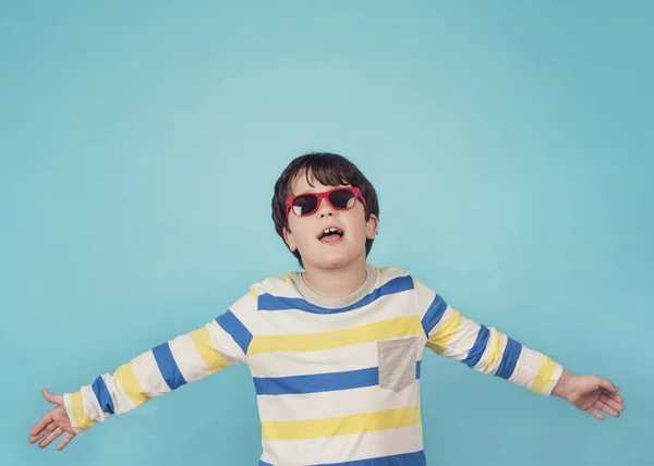 Garçon Heureux Avec Des Lunettes Soleil Sur Fond Bleu — Photo