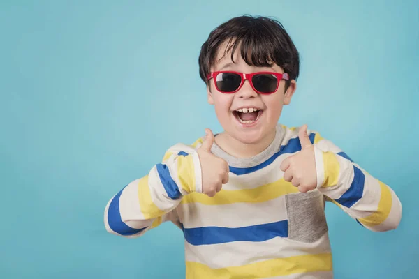 Garçon Souriant Avec Des Lunettes Soleil Sur Fond Bleu — Photo