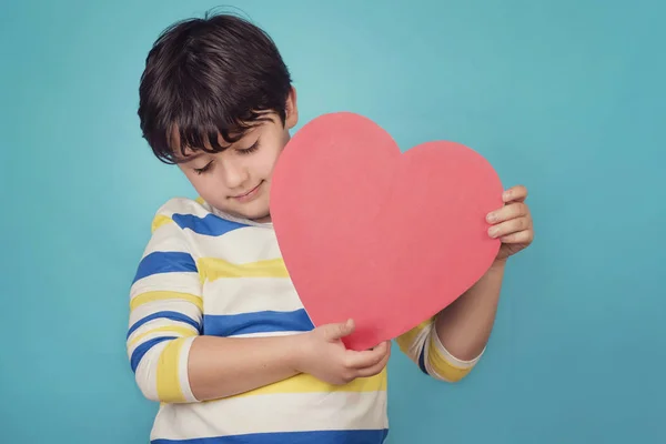 Niño Sonriente Con Corazón Sobre Fondo Azul — Foto de Stock