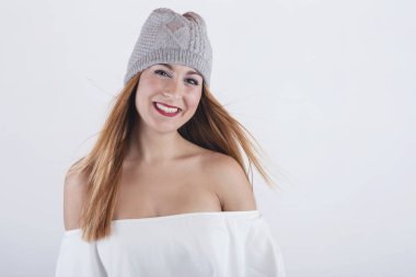 Kış şapka ile gülümseyen kız