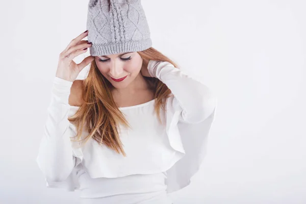 Chica Sonriente Con Sombrero Invierno — Foto de Stock