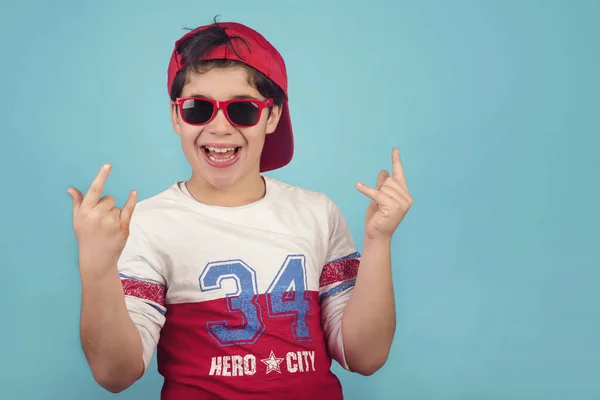 Divertido Niño Con Gorra Gafas Sol Sobre Fondo Azul — Foto de Stock