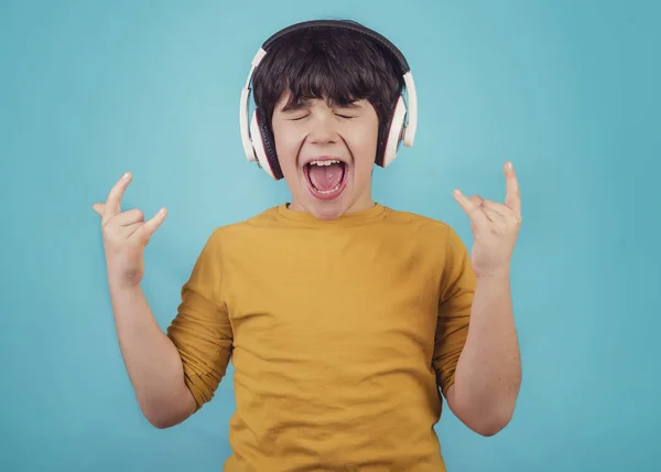 Pojke Med Hörlurar Visar Rock Suck — Stockfoto