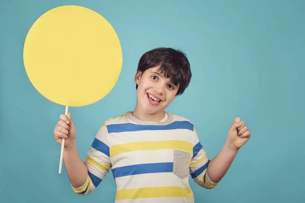 Αγόρι Που Κατέχουν Ένα Κίτρινο Σημάδι Μπλε Φόντο — Φωτογραφία Αρχείου