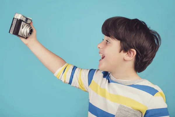 Sonriente Niño Tomando Foto Selfie — Foto de Stock