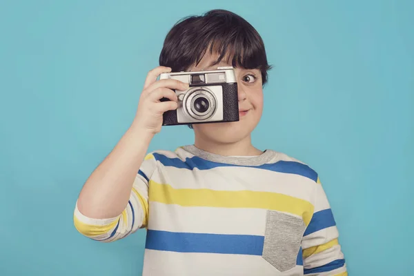 Tersenyum Anak Laki Laki Dengan Kamera Foto — Stok Foto