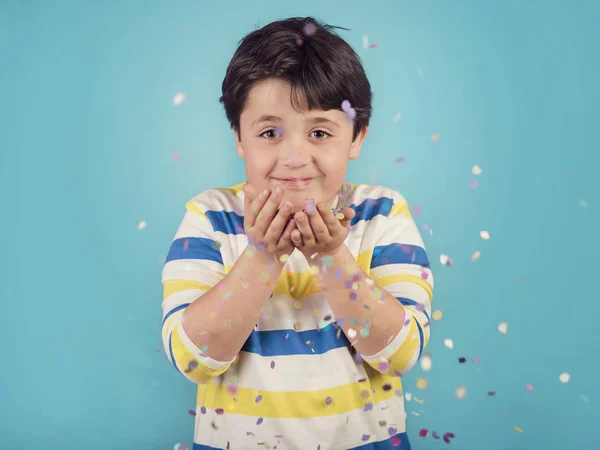 Niño Sonriente Con Confeti — Foto de Stock