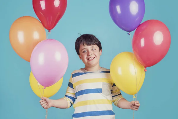 Glad Och Leende Pojke Med Färgglada Ballonger — Stockfoto