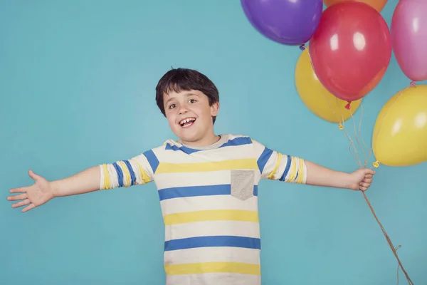 Χαρούμενος Και Χαμογελαστός Αγόρι Πολύχρωμα Μπαλόνια — Φωτογραφία Αρχείου