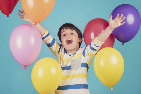 Glad Och Leende Pojke Med Färgglada Ballonger — Stockfoto