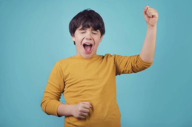 mavi arka plan üzerinde gülümseyen ve mutlu çocuk