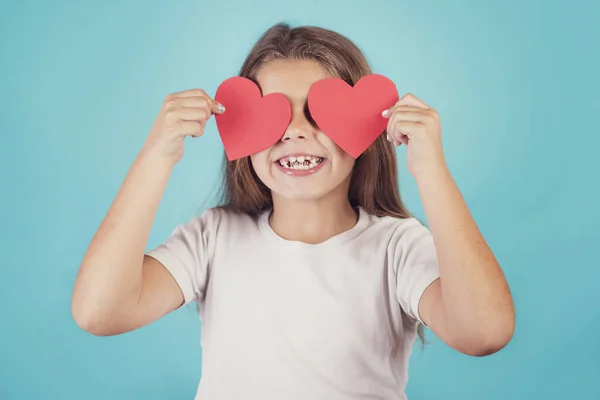 Sonriente Chica Con Corazones Sus Ojos Sobre Fondo Azul — Foto de Stock