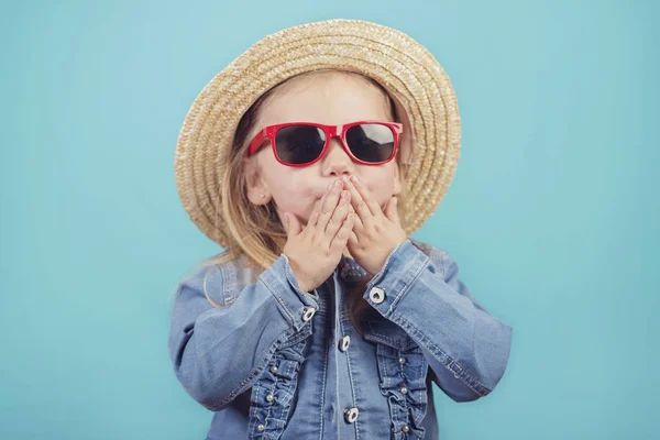 Ребенок Шляпе Солнцезащитных Очках — стоковое фото