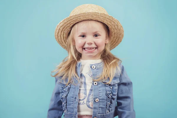 Bebé Feliz Sonriente Con Sombrero Sobre Fondo Azul — Foto de Stock