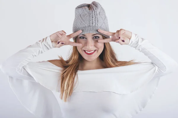 Chica Sonriente Divertida Con Sombrero Invierno — Foto de Stock