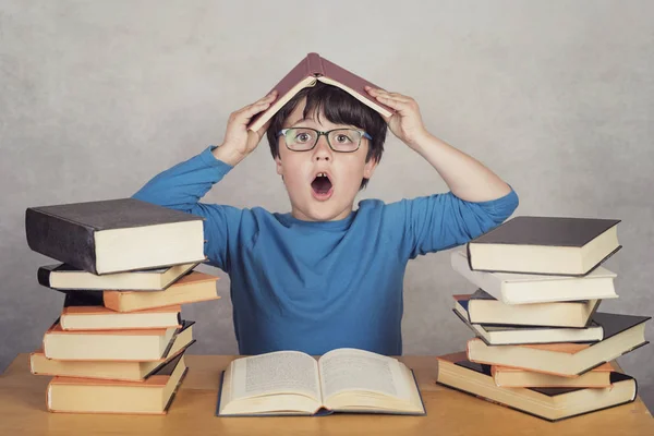 Niño Sorprendido Con Libros Una Mesa —  Fotos de Stock