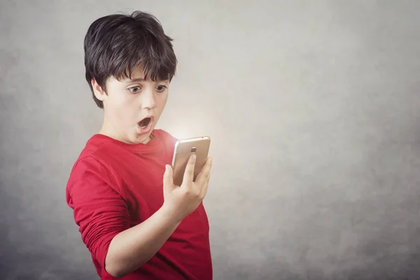 Förvånad Över Barn Med Mobiltelefon — Stockfoto