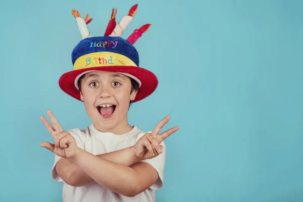 Niño Feliz Con Sombrero Cumpleaños Sobre Fondo Azul — Foto de Stock