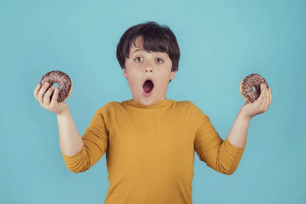 Chico Sorprendido Con Rosquillas Las Manos Sobre Fondo Azul — Foto de Stock