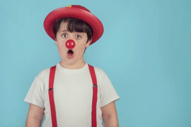 palyaço burnu üzerinde mavi arka plan ile komik çocuk