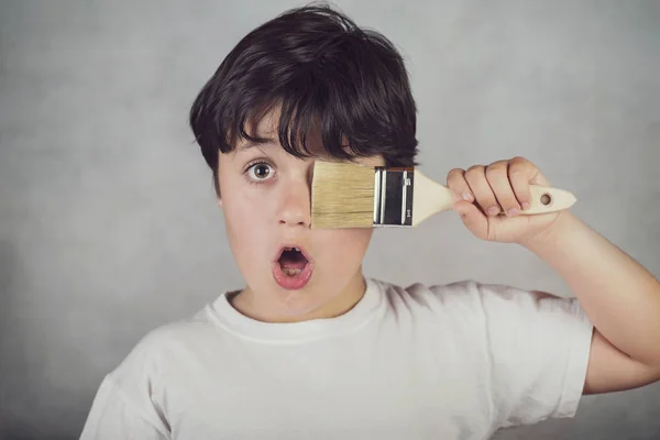 Niño Divertido Con Pincel Pintor Cubriendo Ojo — Foto de Stock