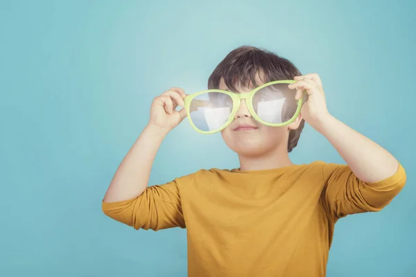 Niño Sonriente Con Grandes Gafas Sol Sobre Fondo Azul — Foto de Stock