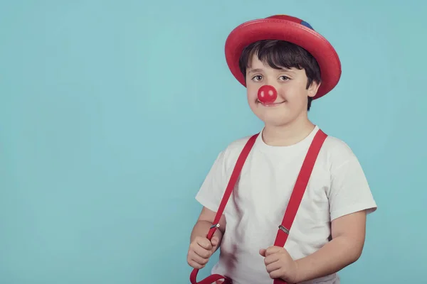 Divertido Niño Con Nariz Payaso Sobre Fondo Azul — Foto de Stock