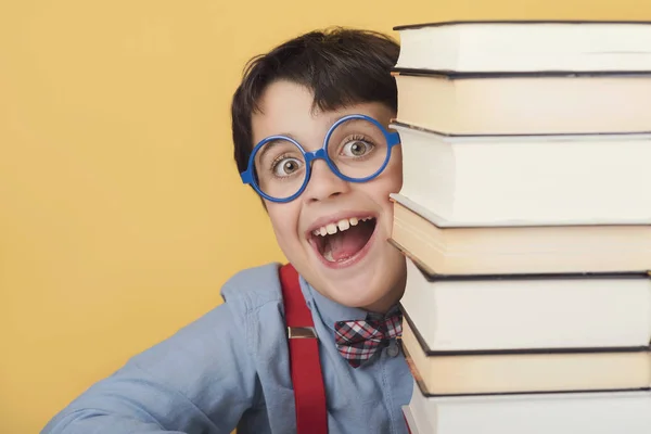 Glückliches und lächelndes Kind mit Büchern — Stockfoto