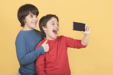 arkadaşlar selfie smartphone alarak