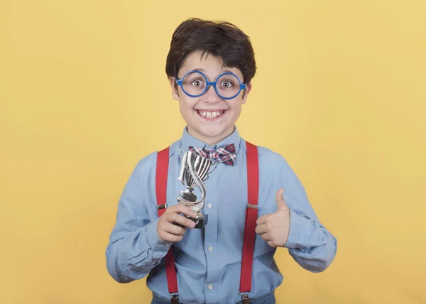 Niño feliz con taza ganadora — Foto de Stock