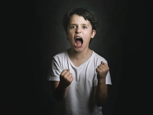 Vihainen poika — kuvapankkivalokuva