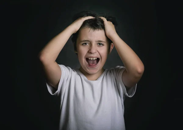 Niño enojado y estresado con las manos en la cabeza — Foto de Stock