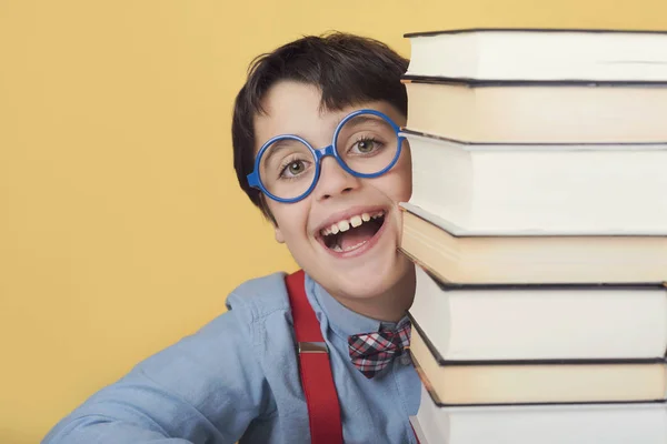 Счастливый и улыбчивый ребенок с книгами — стоковое фото