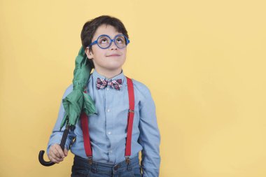 Yeşil şemsiyeli çocuk