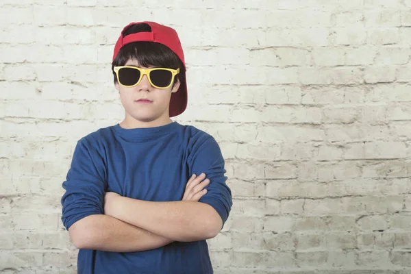 Arg pojke med solglasögon och mössa — Stockfoto