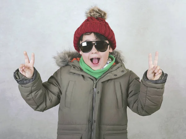 Happy child with sunglasses and winter hat — 스톡 사진